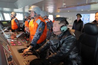 تزامنا مع حرب إيران.. كيم يشرف على اختبار مدمرة بحرية متطورة