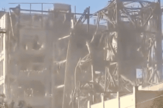 قصف يُدمّر مبنى مجلس الخبراء المكلف بانتخاب المرشد الإيراني