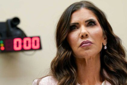 ترامب يقيل وزيرة الأمن الداخلي بسبب "حملة إعلانية"