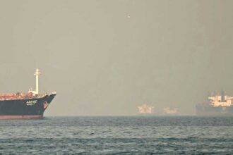 التشويش العسكري في حرب إيران يربك حركة السفن العالمية