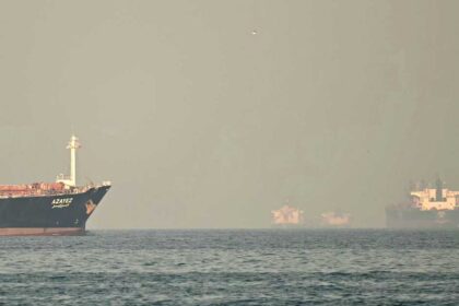 التشويش العسكري في حرب إيران يربك حركة السفن العالمية