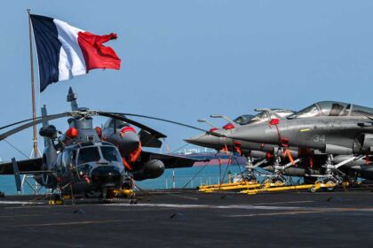 فرنسا تعتزم نشر حاملة مروحيات في الشرق الأوسط