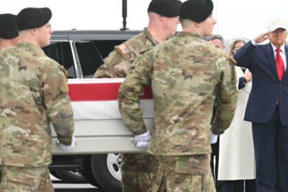 ترامب يستقبل جثامين جنود أميركيين قتلوا في العمليات ضد إيران