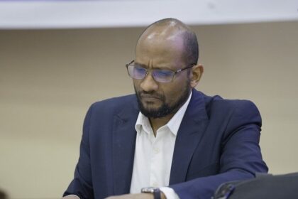 صديق الصادق: الحكومة أوفت بتسليم الجوازات لمشمولين بقوائم الحظر