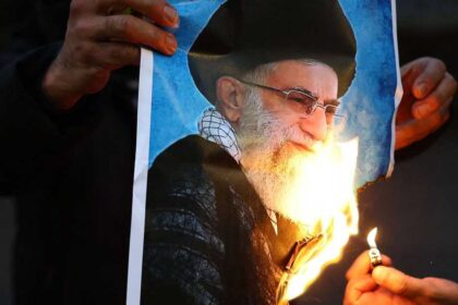 تصدعات بالقيادة الإيرانية تحت وطأة القصف الأميركي الإسرائيلي