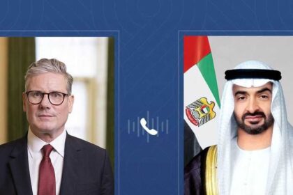 محمد بن زايد وكير ستارمر يبحثان تداعيات تطورات المنطقة