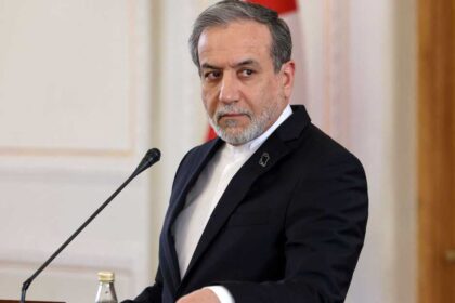 وزير خارجية إيران يرفض وقف النار: سنواصل القتال