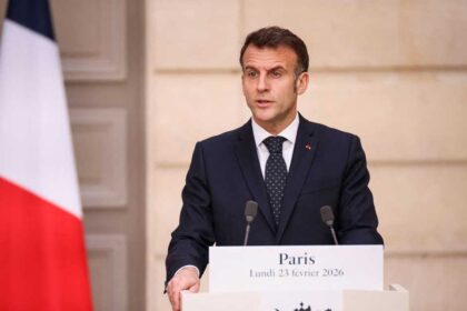 في اتصال مع بزشكيان.. ماكرون يطالب بوقف استهداف دول المنطقة