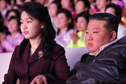 لحظة عائلية.. كيم جونغ-أون يرافق زوجته وابنته لحفل موسيقي