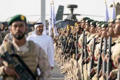 الجيش الإماراتي يرهب شابًا سودانيًا ويجبره على الكذب