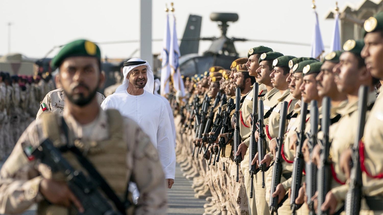 الجيش الإماراتي يرهب شابًا سودانيًا ويجبره على الكذب