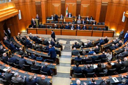 مجلس النواب اللبناني يمدد ولايته لعامين مع احتدام الحرب