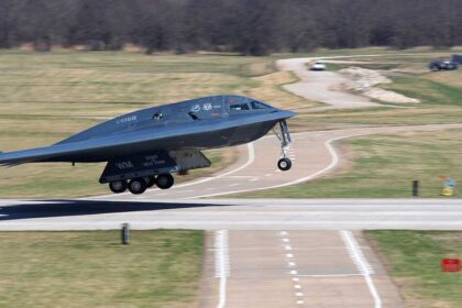 أكسيوس: قاذفات "بي2" دمرت منصات صواريخ داخل كهوف في إيران