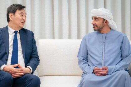 عبد الله بن زايد يبحث مع مبعوث الصين الاعتداءات الإيرانية