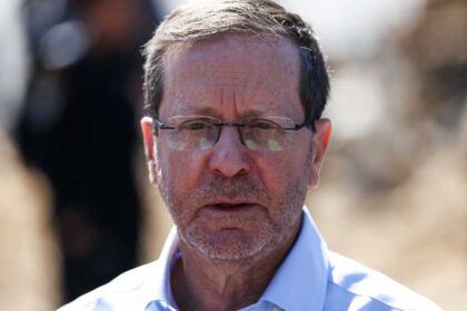 هرتسوغ يدافع عن ضرب مواقع النفط الإيرانية.. ماذا قال؟