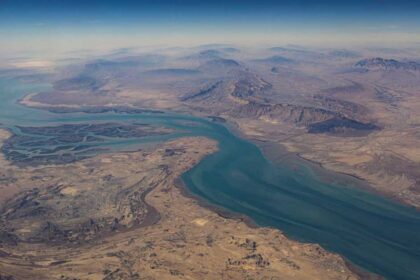 تقرير: واشنطن ترصد تحركات إيرانية لزرع ألغام في مضيق هرمز