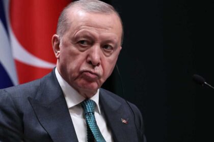 أردوغان: يتعيّن وقف الحرب قبل أن تشعل المنطقة بأكملها