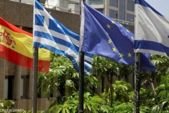 إسبانيا تعفي سفيرها لدى إسرائيل