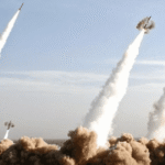 مقتل إسرائيلي وإصابة اثنين جراء سقوط مقذوفات وسط إسرائيل