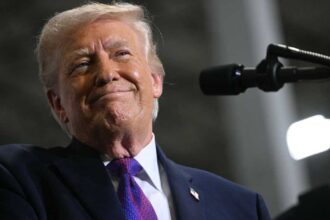 ترامب: إيران تقترب من نقطة الهزيمة