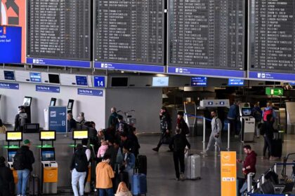 إلغاء رحلات وتحويل مساراتها.. حرب إيران تربك الحركة الجوية