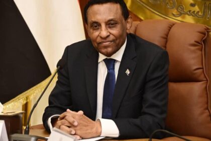 رئيس الوزراء يعفي ثلاثة مسؤولين وتغيرات كبيرة مرتقبة في الحكومة