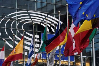 الاتحاد الأوروبي يدين هجمات إيران ويعقد اجتماعا طارئا