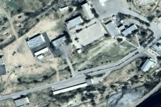 قبل وبعد.. صور فضائية تظهر أضرارا في قاعدة خورغو الإيرانية