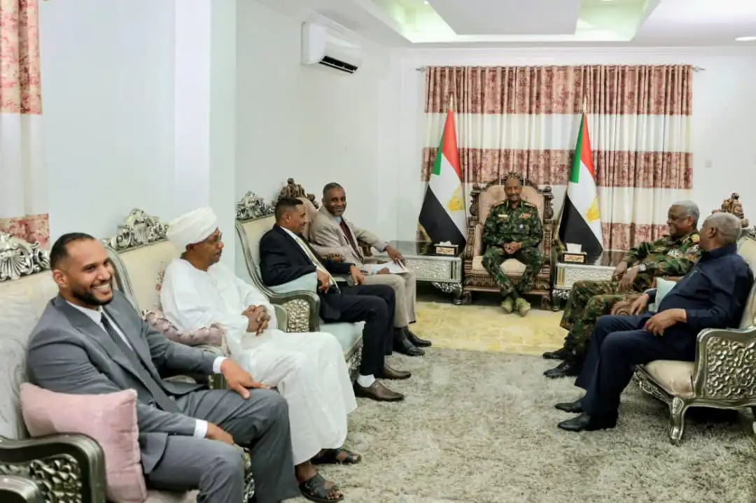 قوى سياسية تسلم البرهان مبادرة بشأن القوات المسلحة