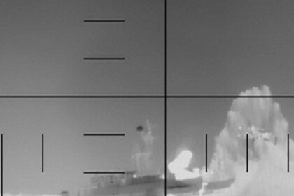 طائرة تعيد جثامين 84 بحارا إيرانيا وطاقما عالقا من الهند