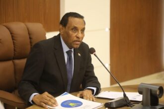 رئيس الوزراء يستغنى عن خدمات 2 ألف مسؤولًا بقرار واحد