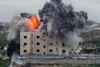 مقتل 12 من الطواقم الطبية بغارة إسرائيلية جنوب لبنان