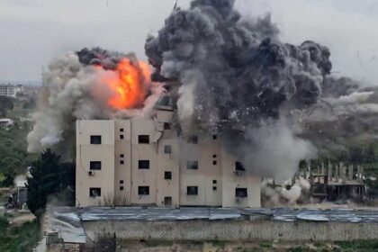 مقتل 12 من الطواقم الطبية بغارة إسرائيلية جنوب لبنان