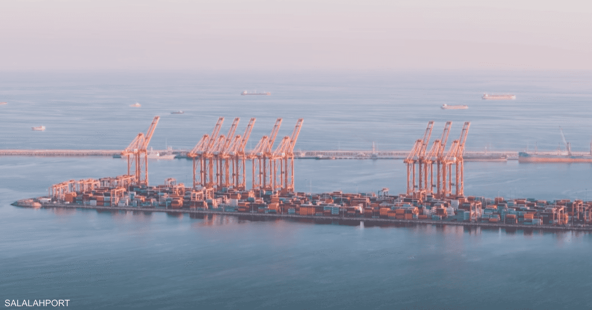 عمان.. طائرات مسيّرة تصيب خزانات وقود في ميناء صلالة