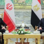 في محاولة لوقف الحرب.. مصدر دبلوماسي يرجح "الوساطة المصرية"