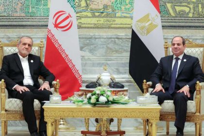 في محاولة لوقف الحرب.. مصدر دبلوماسي يرجح "الوساطة المصرية"