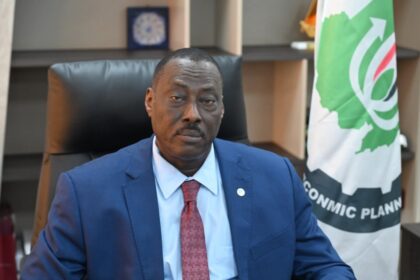 إقالة محمد بشار من وزارة المالية تثير الجدل