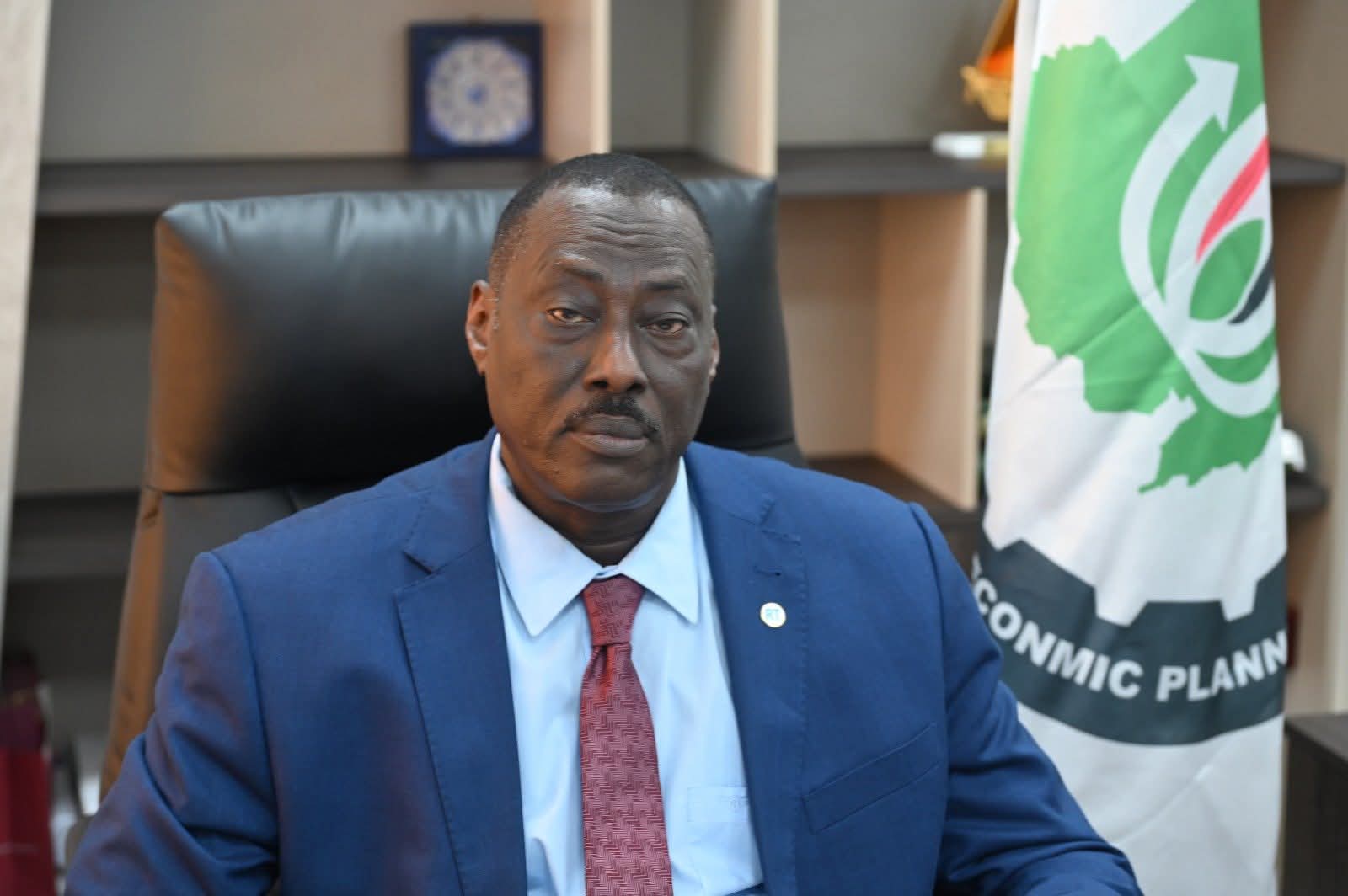 إقالة محمد بشار من وزارة المالية تثير الجدل