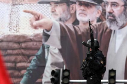 تهديد بالإعدام ورجال ملثمون.. كيف تواجه إيران أزمتها؟