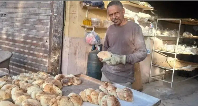 في قصة مؤثرة.. كيف تحول دكتور غازي من خبير حكومي إلى خباز في القاهرة