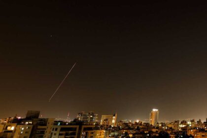 مقتل إسرائيليين في قصف صاروخي إيراني على تل أبيب