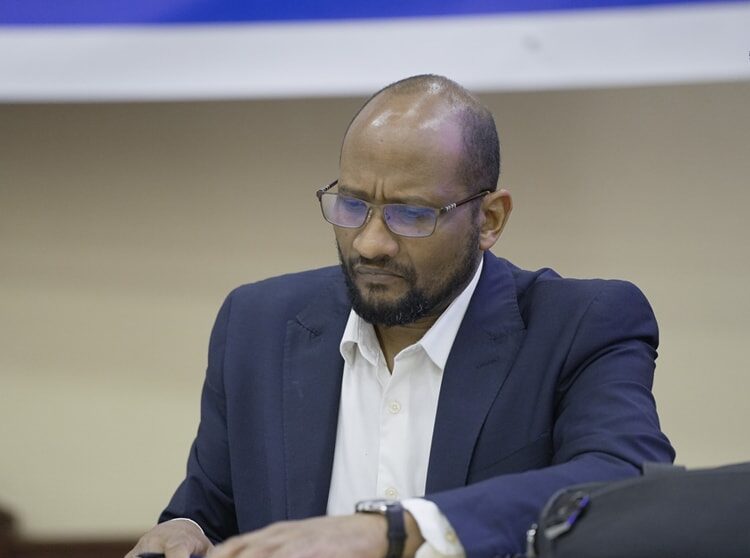 صديق الصادق: الحكومة أوفت بتسليم الجوازات لمشمولين بقوائم الحظر