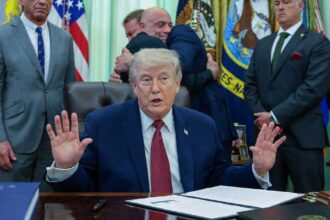 ترامب: قنابل كثيرة ستنفجر إذا انتهى وقف إطلاق النار مع إيران