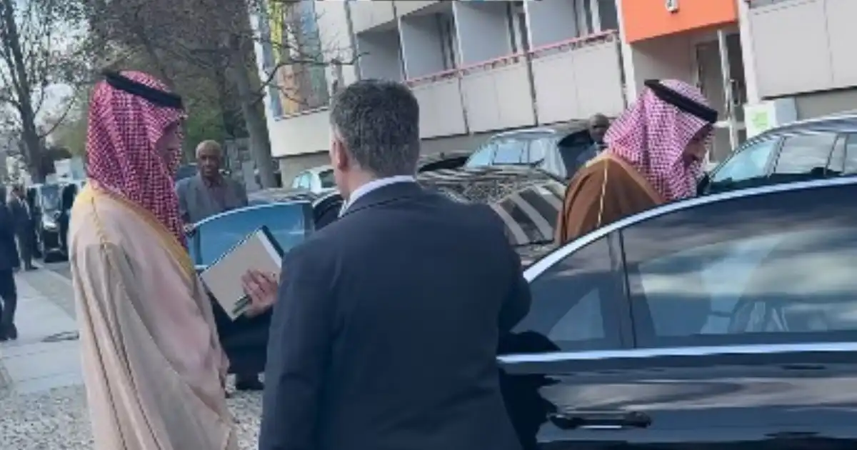 وفد السعودية يغادر قاعدة اجتماعات مؤتمر برلين بطريقة مثيرة