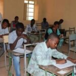 في واقعة خطيرة.. “معلم” ينجو من القتل ببندقية طالب داخل مركز امتحانات الشهادة السودانية بسبب “البخرات”