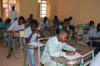 في واقعة خطيرة.. “معلم” ينجو من القتل ببندقية طالب داخل مركز امتحانات الشهادة السودانية بسبب “البخرات”