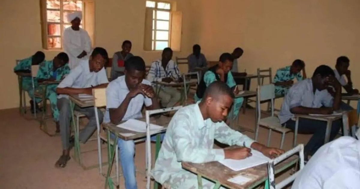 في واقعة خطيرة.. “معلم” ينجو من القتل ببندقية طالب داخل مركز امتحانات الشهادة السودانية بسبب “البخرات”