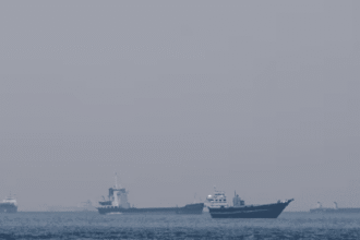 هرمز يختنق.. 3 سفن فقط تعبر شريان الطاقة خلال 24 ساعة