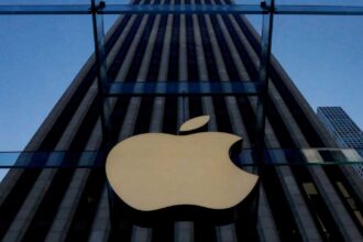 تيم كوك ينهي 15 عاما في قيادة "أبل"