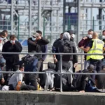 وزارة الداخلية البريطانية تقرر نقل 350 طالب لجوء من الفنادق إلى المعسكرات